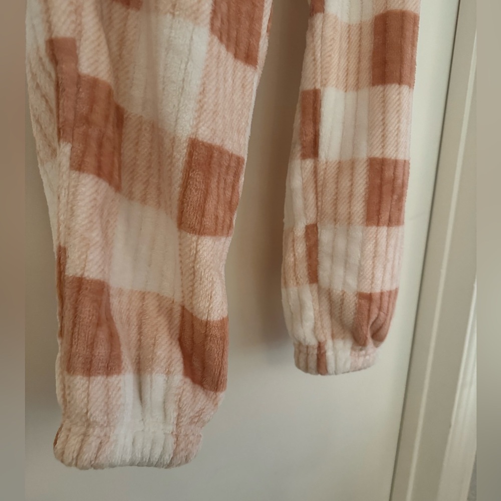 Woman’s pajama/ lounge outfit - Picture 7 of 10
